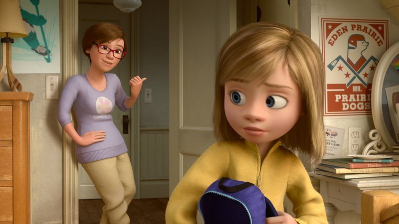 Riley beginnt sich langsam für Jungs zu interessieren. Ihre Mutter Jill (l.) vermutet, dass sie zu einem Date verabredet ist und bring Riley in Verlegenheit. – Bild: MG RTL D /​ ©2015 Disney_Pi