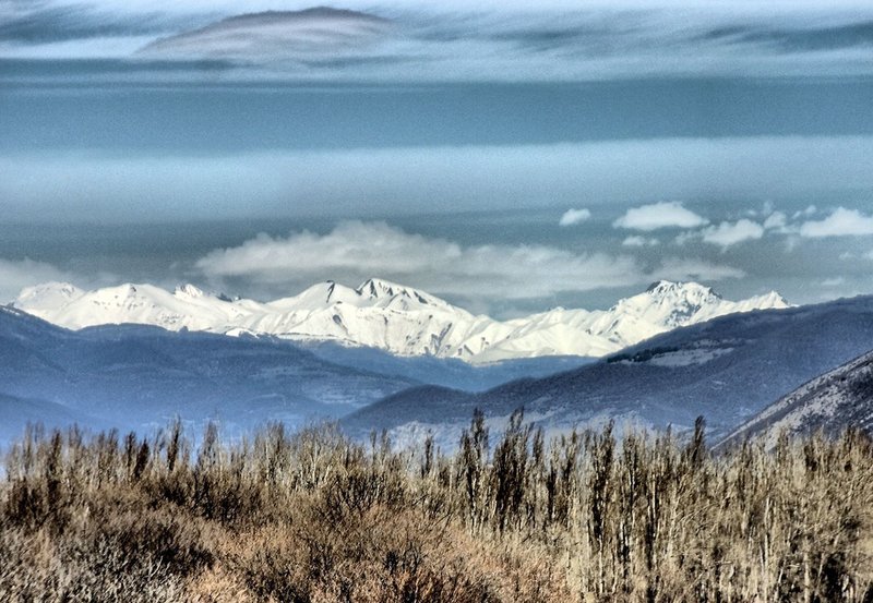 Verschneite Gipfel des Großen Kaukasus. – Bild: WDR/​WDR