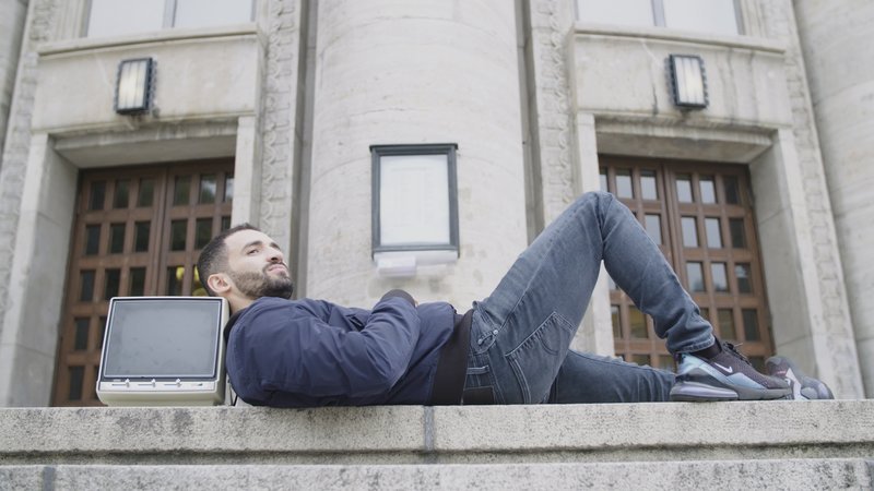 Der junge Schauspieler Hassan Akkouch spielt viel Theater, ist aber auch in Film und Fernsehen zu erleben. Zuletzt aufgefallen ist er in der Serie Ñ4 Blocksì. – Bild: ZDF und Matthias Knebl. Der junge Schauspieler Hassan Akkouch spielt viel Theater, ist aber auch in Film und Fernsehen zu erleben. Zuletzt aufgefallen ist er in der Serie Ñ4 Blocksì. – Bild: ZDF und Matthias Knebl.