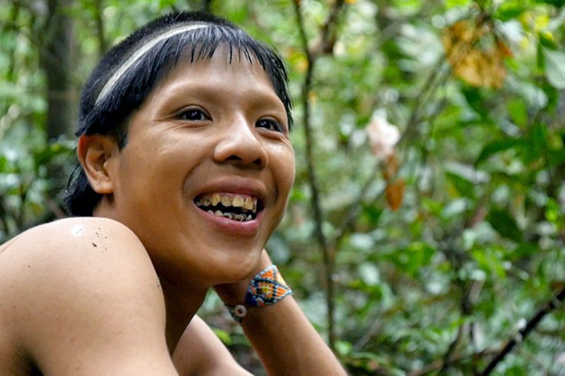 Im Juni 2014 tauchten Xina und seine Gruppe vom Stamm der Sapanahua zum ersten Mal aus dem Regenwald auf. – Bild: Angus McQueen/​Channel 4 TV