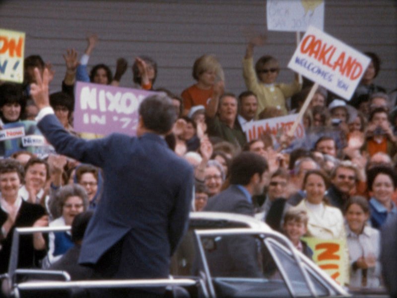 Enthusiastische Menschenmassen empfangen den Präsidenten Nixon während des Wahlkampfes im Jahre 1972 in Kalifornien. – Bild: ARTE France /​ © Les Stone