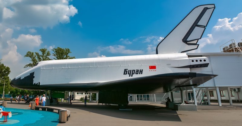 Soviet reusable space shuttle „Buran“ at an exhibition – Bild: Shutterstock
