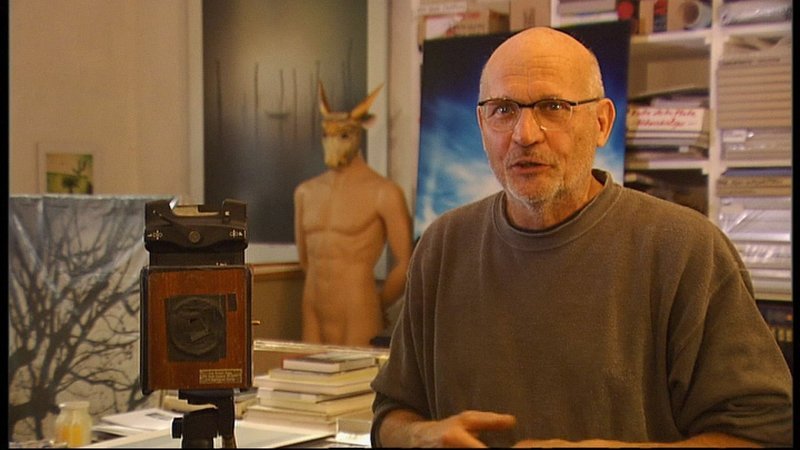 Der erfolgreiche Werbefotograf Günter Derleth gab sein Unternehmen auf, um sich ganz seiner Leidenschaft zu widmen: Dem Fotografieren mit der Camera Obscura. Mit der minimalen Technik lässt Derleth faszinierende Bilder entstehen. Vor allem seine Aufnahmen mit der Lochkamera in Venedig sorgen für Aufsehen. – Bild: BR/​Herbert Liedel