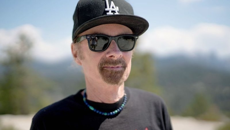 T.C. Boyle auf dem Dome Rock im kalifornischen Sequoia National Park. In den abgelegenen Bergen der Sierra Nevada verbringt er mehrere Monate im Jahr. – Bild: ART T.C. Boyle auf dem Dome Rock im kalifornischen Sequoia National Park. In den abgelegenen Bergen der Sierra Nevada verbringt er mehrere Monate im Jahr. – Bild: ART