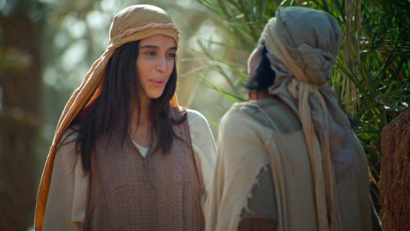 Maria (Karima Gouit, l.) besucht ihre Cousine Elisabeth. – Bild: Bibel TV