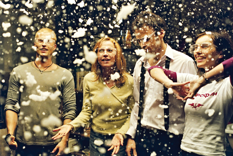 Notgedrungen müssen sich (v.l.n.r.) Tim (Til Schweiger), Flo (Doris Schretzmayer), Maik (Sebastian Blomberg) und Nele (Nadja Uhl) - wenn auch widerwillig - zusammenraufen, um ihre Spuren von damals zu verwischen ... – Bild: 2003 Sony Pictures Television International Lizenzbild frei Notgedrungen müssen sich (v.l.n.r.) Tim (Til Schweiger), Flo (Doris Schretzmayer), Maik (Sebastian Blomberg) und Nele (Nadja Uhl) - wenn auch widerwillig - zusammenraufen, um ihre Spuren von damals zu verwischen ... – Bild: 2003 Sony Pictures Television International Lizenzbild frei