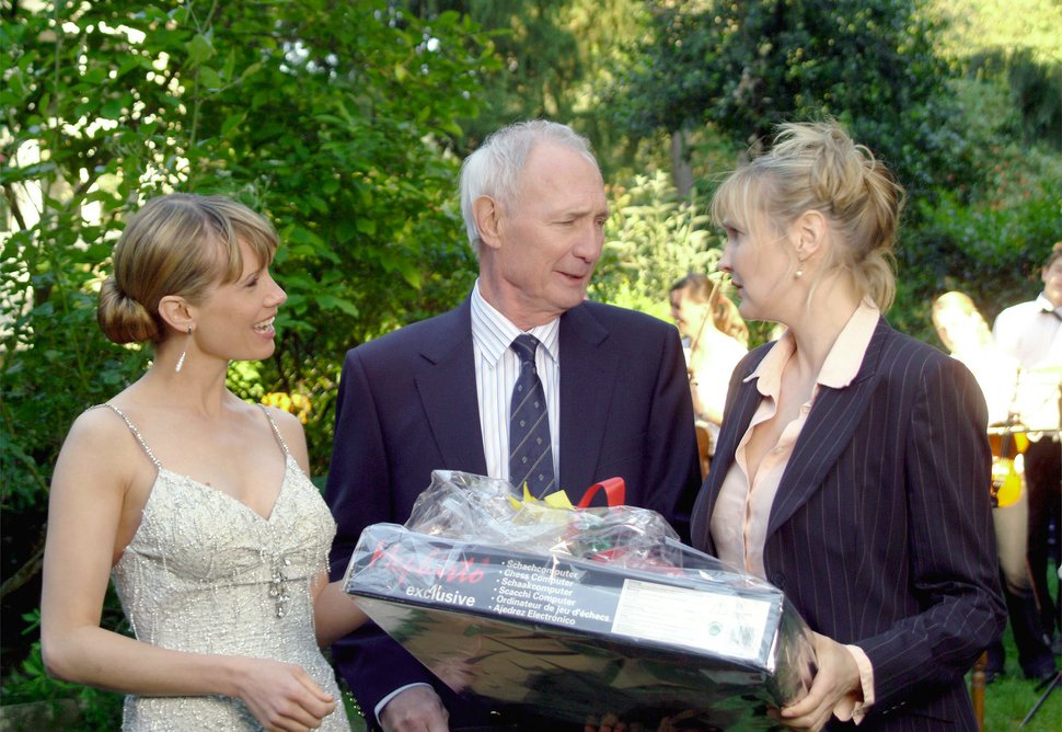 An Walters (Arthur Brauss) Geburtstag buhlen seine ungleichen Töchter Clarissa (Katharina Schubert, re.) und Ina (Nadeshda Brennicke) um seine Gunst. – Bild: HR / Degeto / Silvie Kühne