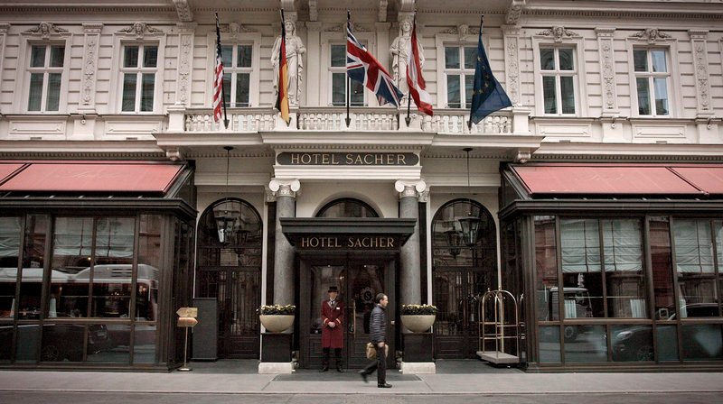 Das legendäre Hotel Sacher in Wien – Ziel ungezählter prominenter Reisender seit über 140 Jahren. – Bild: PHOENIX/​ZDF/​ORF/​Geyrhalter Filmprodu
