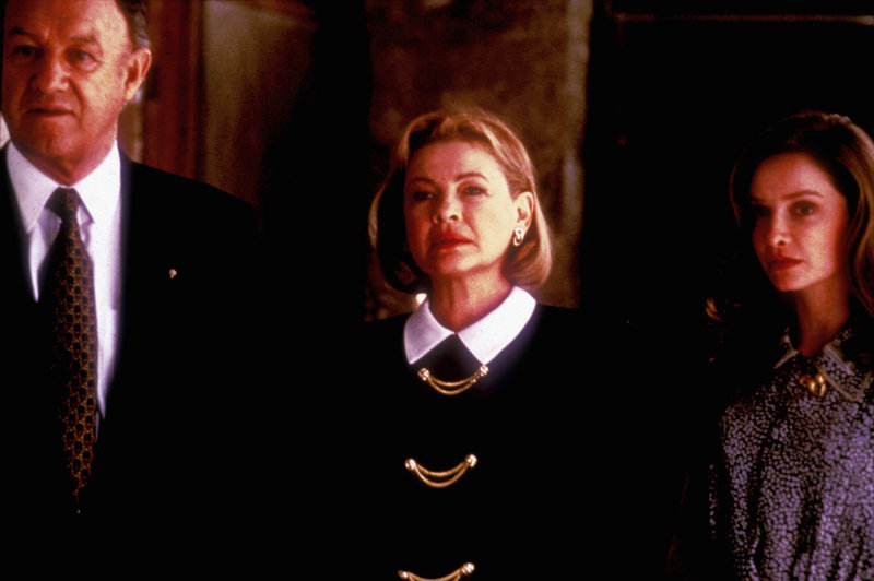Familie Keely: Senator Keely (Gene Hackman) steht dem "Commitee for Moral Order" vor. Als seine Tochter Barbara (Calista Flockhart, r.) von ihrem Verlobten erzählt, scheint Ärger vorprogrammiert zu sein. Ihr Verlobter ist der Sohn zweier Schwule, denen der Birdcage-Club gehört...Ein Club für Schwule, Lesben und Drag-Queens. – Bild: Tele 5 Familie Keely: Senator Keely (Gene Hackman) steht dem "Commitee for Moral Order" vor. Als seine Tochter Barbara (Calista Flockhart, r.) von ihrem Verlobten erzählt, scheint Ärger vorprogrammiert zu sein. Ihr Verlobter ist der Sohn zweier Schwule, denen der Birdcage-Club gehört...Ein Club für Schwule, Lesben und Drag-Queens. – Bild: Tele 5