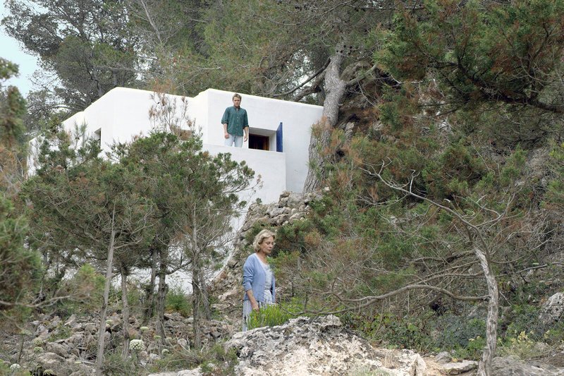 Jo (Max Riemelt) und Martha (Marthe Keller) vor Marthas Haus auf Ibiza, in dem sie seit bereits 40 Jahren alleine lebt. – Bild: ARTE France Jo (Max Riemelt) und Martha (Marthe Keller) vor Marthas Haus auf Ibiza, in dem sie seit bereits 40 Jahren alleine lebt. – Bild: ARTE France