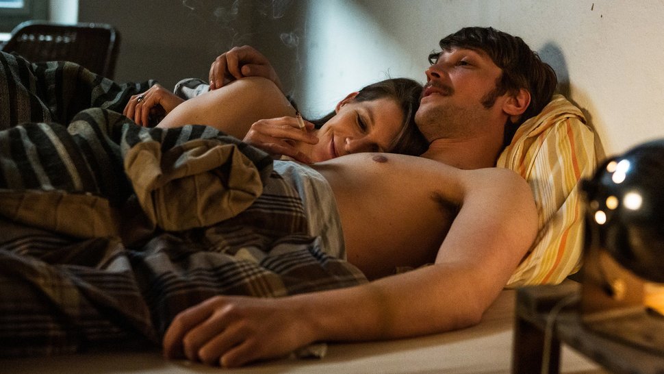 Aus dem Schatten – Eine Zeit der Hoffnung SRF Schweizer Film 2019 Motiv 1 Christa Liniger (Anna Schinz) und Marc Bundi (Matthias Britschgi) wollen zusammen die Psychiatrie verändern. SRF / Marcus Gyger – Bild: SRF1