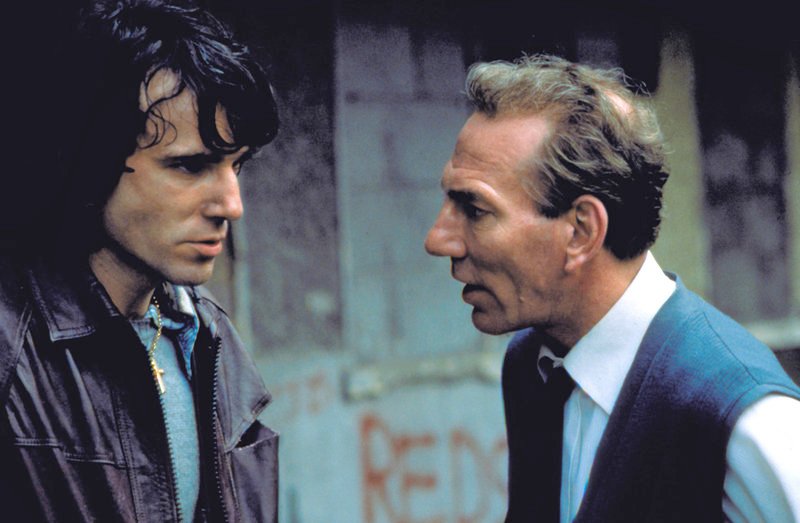 Belfast 1974: Weil Gerry Conlon (Daniel Day-Lewis, li.) Probleme mit der IRA hat, wird er von seinem Vater (Pete Postlethwaite, re.) aus Sicherheitsgründen nach London geschickt. – Bild: ZDF /​ © Universal Studios