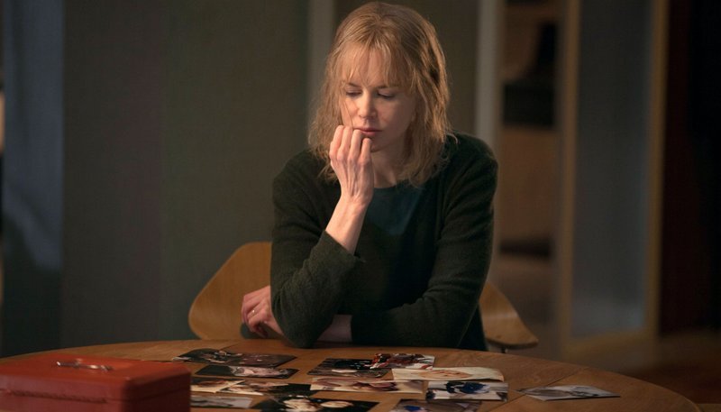Etwas stimmt hier nicht: Christine (Nicole Kidman) beginnt an ihrem Mann zu zweifeln. – Bild: ARD Degeto/​Splendid Film