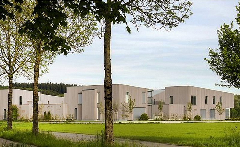Leutkirch: Der Marienhof, eine Bauherrengemeinschaft mit sieben Einfamilienhäusern. Die Holzhäuser sind von außen im gleichen Look, innen allerdings individuell. Im Marienhof mit einem Brunnen mittendrin lebt es sich wie in einer dorfähnlichen Gemeinschaft. – Bild: SWR