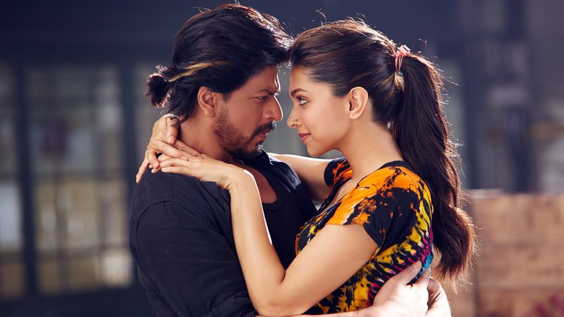 Charlie (Shah Rukh Khan) und die Tänzerin Mohini (Deepika Padukone) – Bild: RTL II