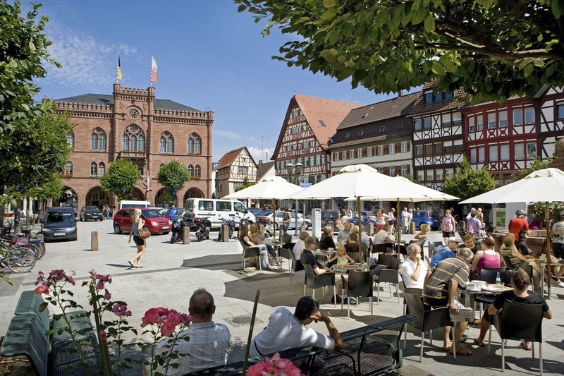 Blick auf den Marktplatz von Tauberbischofsheim mit dem neugotischen Rathaus (links). – Bild: HR/​Romantische Straße Touristik
