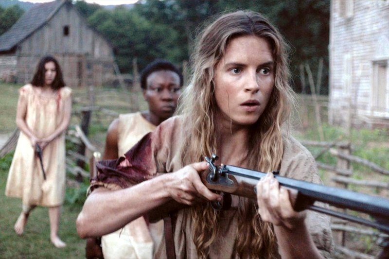 1865: Der Bürgerkrieg in den USA zwischen Nord und Süd liegt in den letzten Zügen. Doch immer noch herrschen allerorts Mord und Totschlag. Auch für die drei Frauen, Augusta (Brit Marling,vorne), Louise (Hailee Steinfeld,l.) und Mad (Muna Otanu,m.), wartet der Krieg mit einem letzten Kampf auf. Plündernde Deserteure aus dem Süden stehen plötzlich vor ihrem einsamen Haus... – Bild: Koch Media 1865: Der Bürgerkrieg in den USA zwischen Nord und Süd liegt in den letzten Zügen. Doch immer noch herrschen allerorts Mord und Totschlag. Auch für die drei Frauen, Augusta (Brit Marling,vorne), Louise (Hailee Steinfeld,l.) und Mad (Muna Otanu,m.), wartet der Krieg mit einem letzten Kampf auf. Plündernde Deserteure aus dem Süden stehen plötzlich vor ihrem einsamen Haus... – Bild: Koch Media