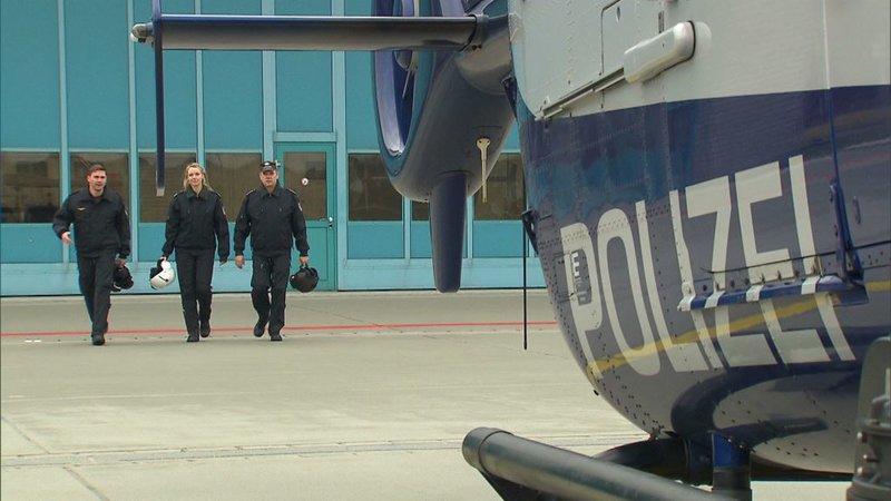 Die SOKO Grenze in Brandenburg wird von einer Hubschrauberstaffel unterstützt. Täglich überwacht ein Team die deutsch-polnische Grenze von der Luft aus. – Bild: ZDF und Jochen Schulze