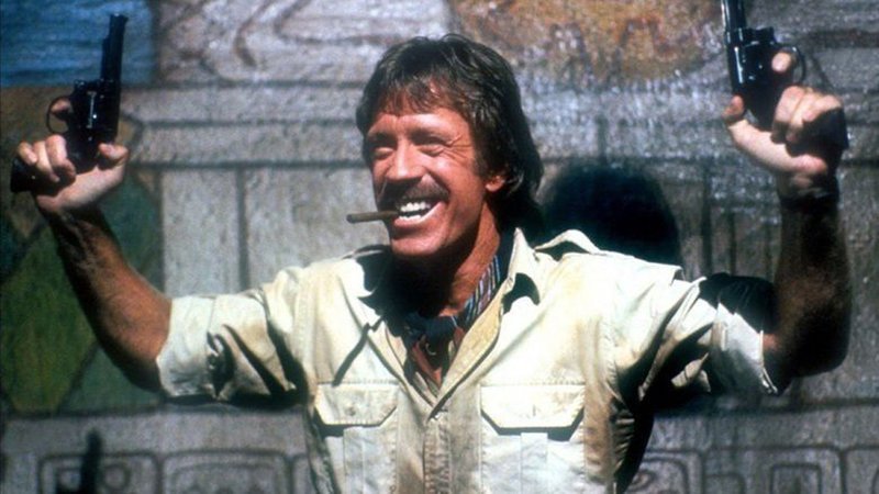 Max Donigan (Chuck Norris) ist auf der Jagd nach dem Gold der Azteken. – Bild: Paramount
