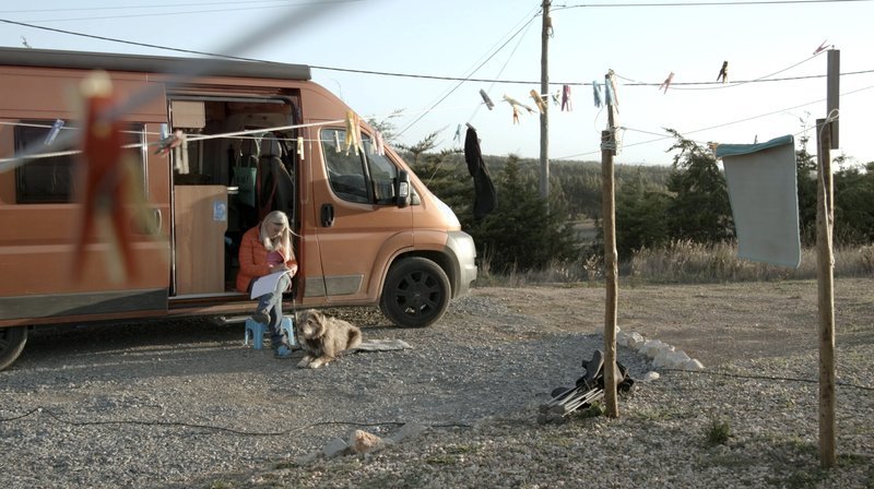 ARD/WDR ECHTES LEBEN: UNTERWEGS IM CAMPERBUS – AUF DER REISE ZU SICH SELBST, ein Film von Julia Horn, am Sonntag (23.08.20) um 17:30 Uhr im ERSTEN. „Ich weiß nicht, was ich will. Ich weiß nicht, wer ich bin. Ich habe mir nie die Zeit dafür genommen, das herauszufinden.“ Mit diesen Worten beschreibt Kerstin Thiel eine Sinnkrise, die sie vor drei Jahren erlebte. Ihr Mann verliebt sich in eine andere Frau. Alles, was ihr bisher als sicher schien, bricht zusammen. Die 47-Jährige sieht aber auch eine Chance, ihr bisheriges Leben zu prüfen: Was von dem, das sie umgibt, macht sie wirklich glücklich? Nicht viel, findet sie und trifft eine große Entscheidung. Sie kündigt ihren Job, überlässt dem Ex-Mann das Haus und kauft ein Wohnmobil. – Bild: BR/Repro: WDR/dpa/Wöstmann/Timm Lange ARD/WDR ECHTES LEBEN: UNTERWEGS IM CAMPERBUS – AUF DER REISE ZU SICH SELBST, ein Film von Julia Horn, am Sonntag (23.08.20) um 17:30 Uhr im ERSTEN. „Ich weiß nicht, was ich will. Ich weiß nicht, wer ich bin. Ich habe mir nie die Zeit dafür genommen, das herauszufinden.“ Mit diesen Worten beschreibt Kerstin Thiel eine Sinnkrise, die sie vor drei Jahren erlebte. Ihr Mann verliebt sich in eine andere Frau. Alles, was ihr bisher als sicher schien, bricht zusammen. Die 47-Jährige sieht aber auch eine Chance, ihr bisheriges Leben zu prüfen: Was von dem, das sie umgibt, macht sie wirklich glücklich? Nicht viel, findet sie und trifft eine große Entscheidung. Sie kündigt ihren Job, überlässt dem Ex-Mann das Haus und kauft ein Wohnmobil. – Bild: BR/Repro: WDR/dpa/Wöstmann/Timm Lange