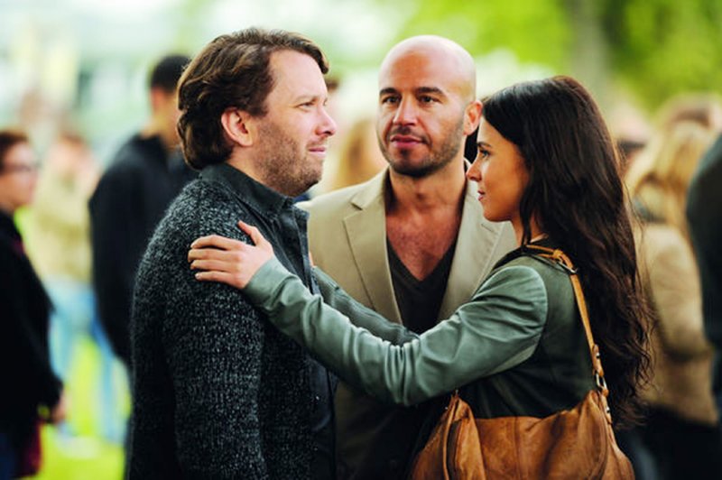 Daniel (Christian Ulmen) und Aylin (Aylin Tezel) sind frisch verliebt. Kann der zurückhaltende Daniel den Vorstellungen von Aylins Bruder Cem (Dar Salim, M.) gerecht werden? – Bild: MG RTL D / © Bavaria Pictu Daniel (Christian Ulmen) und Aylin (Aylin Tezel) sind frisch verliebt. Kann der zurückhaltende Daniel den Vorstellungen von Aylins Bruder Cem (Dar Salim, M.) gerecht werden? – Bild: MG RTL D / © Bavaria Pictu