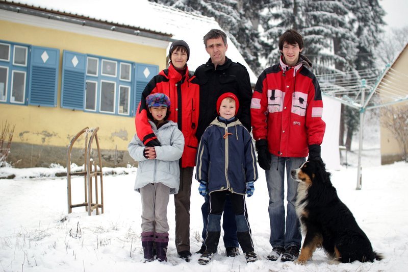 MDR Fernsehen WEIHNACHTEN IN SIEBENBÜRGEN, am Donnerstag (12.12.13) um 22:40 Uhr.
Familie Lorenz: Die deutsche Pfarrersfamilie Lorenz lebt seit vielen Jahren in einem Dorf in Siebenbürgen. – Bild: MDR/​NDR/​L. Westphal