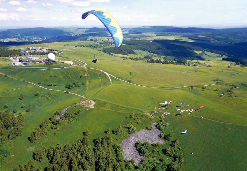Paragliding auf der Wasserkuppe. – Bild: HR/​Rhön Tourismus & Service GmbH Landkreis Fulda