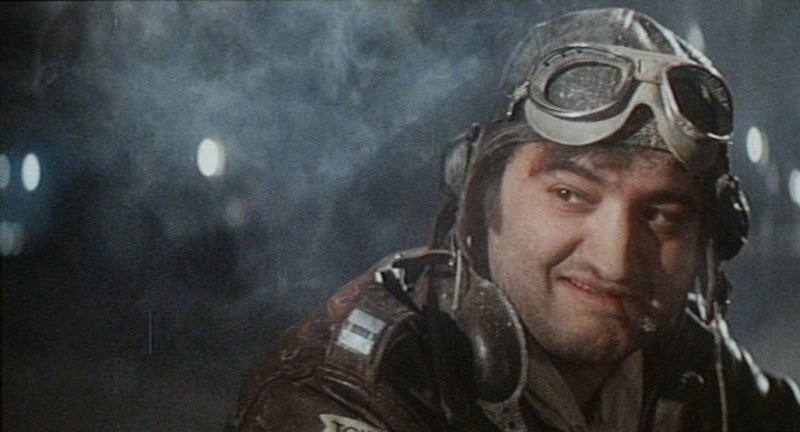 Der ständig betrunkene Pilot Wild Bill Kelso (John Belushi) bombardiert im Tiefflug den Hollywood-Boulevard … – Bild: Universal Pictures Lizenzbild frei Der ständig betrunkene Pilot Wild Bill Kelso (John Belushi) bombardiert im Tiefflug den Hollywood-Boulevard … – Bild: Universal Pictures Lizenzbild frei