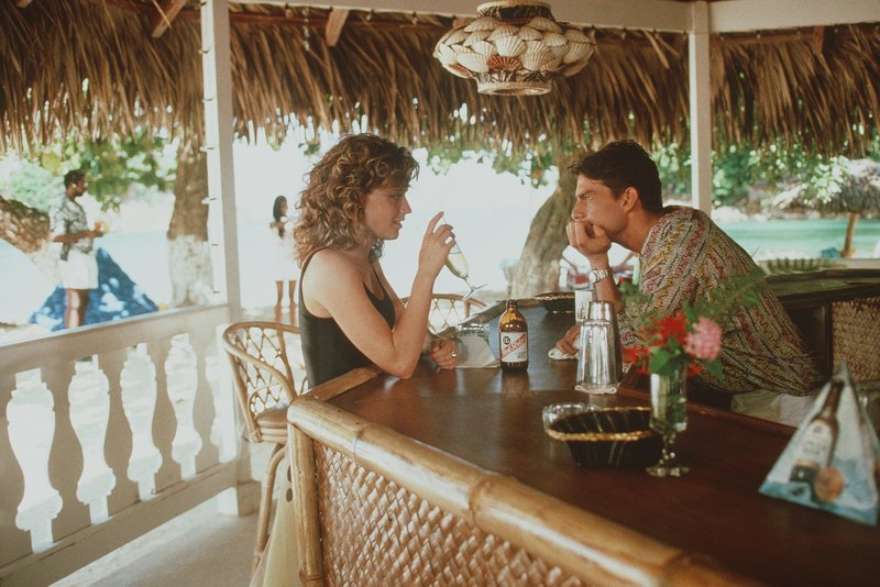 5. Brians (Tom Cruise) neuer Job auf Jamaica bietet alles, was er braucht: Gute Bezahlung, Sonne, viel Freizeit und noch mehr schöne Frauen. Eine von ihnen ist Jordan (Elisabeth Shue). – Bild: ZDF und Touchstone Pictures
