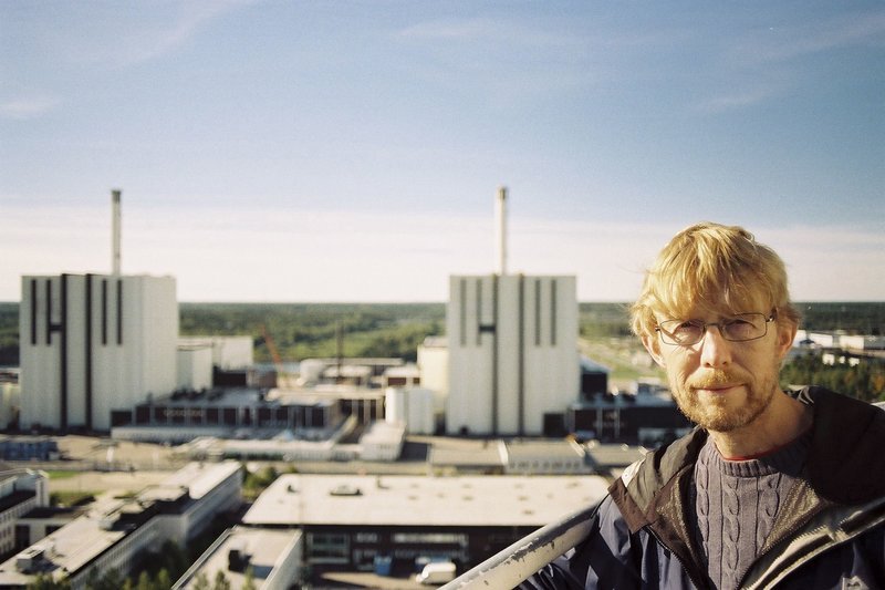 Cliff Robinson arbeitet als Nuklearingenieur im schwedischen AKW Forsmark. Als er am 28. April 1986 durch die Sicherheitsschleuse des AKW geht, schrillt der Alarm. Untersuchungen ergeben jedoch, dass die Strahlungen nicht hausgemacht sind. Sondern aus der Sowjetunion kommen. Dort muss ein Atomunfall passiert sein. – Bild: MDR/​zero one film