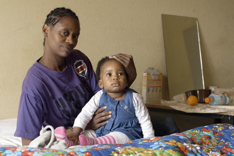 Portrait einer alleinerziehenden Mutter aus Kenia. – Bild: SWR/​AV Medien Penrose/​Stefan Neuberger