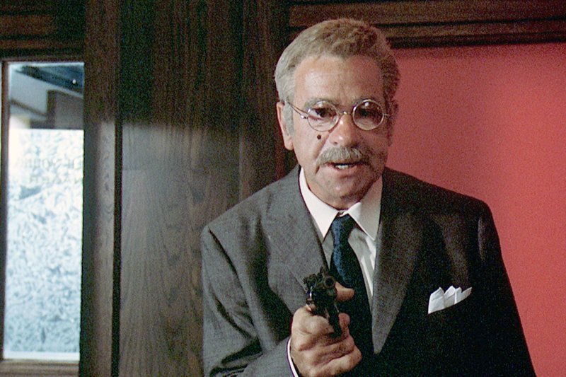 Mit einer Pistole in der Hand droht Charley Varrick (Walter Matthau) den Angestellten der Bank. – Bild: ZDF /​ © 1973 Universal Pictures