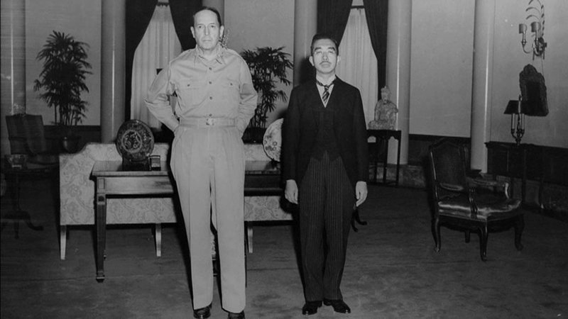 US-General Mac Arthur und der japanische Kaiser Hirohito im Jahre 1945 – Bild: ARTE F