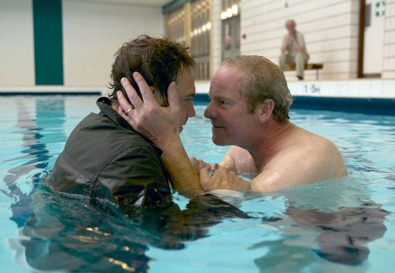 Endlich kann Frank (Peter Mullan, re.) sich mit seinem Sohn Rob (Jamie Sives) versöhnen. – Bild: ZDF und ARD Degeto