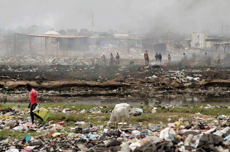 Sammellager für Elektromüll: „Agbogbloshie“ in Accra/Ghana. – Bild: phoenix/ZDF/Juan Solera Sammellager für Elektromüll: „Agbogbloshie“ in Accra/Ghana. – Bild: phoenix/ZDF/Juan Solera