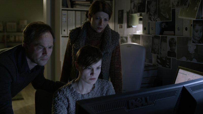 CAST: Jon Øigarden, Lena Kristin Ellingsen, Ingjerd Egeberg – Bild: NRK 2014 CAST: Jon Øigarden, Lena Kristin Ellingsen, Ingjerd Egeberg – Bild: NRK 2014