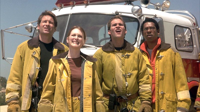 Ein Meteorit stürzt mitten in der Wüste Arizonas auf die Erde. Die befreundeten Wissenschaftler Dr. Ira Kane (Duchovny) und Harry Block (Jones) nehmen eine Probe und finden heraus, dass mit dem Felsen eine außerirdische Lebensform auf der Erde gelandet ist.. – Bild: RTL Zwei Ein Meteorit stürzt mitten in der Wüste Arizonas auf die Erde. Die befreundeten Wissenschaftler Dr. Ira Kane (Duchovny) und Harry Block (Jones) nehmen eine Probe und finden heraus, dass mit dem Felsen eine außerirdische Lebensform auf der Erde gelandet ist.. – Bild: RTL Zwei
