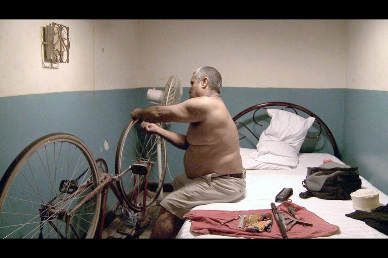 Ein Mann repariert sein Fahrrad im Hotelzimmer. – Bild: WDR Honorarfreie Verwendung nur im Zusammenhang mit genannter Sendung und bei folgender Nennung „Bild: Sendeanstalt/​Copyright“. Andere Verwendungen nur nach vorheriger Absprache: ARTE-Bildredaktion