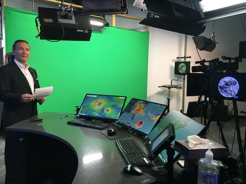 Vom Zweifler zum überzeugten Warner vor dem Klimawandel: US-Meteorologe Paul Douglas bereitet die Wetternachrichten fürs Fernsehen vor. – Bild: ZDF und Caitlin Saks.
