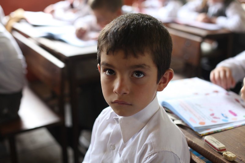In einem entlegenen Bergdorf, wo nur noch wenige Menschen ein ursprüngliches, naturverbundenes Leben führen, beginnt der siebenjährige Yusuf (BORA ALTAS) seinen Schulalltag. – Bild: ZDF und Baris Ozbicer; Heimatfilm
