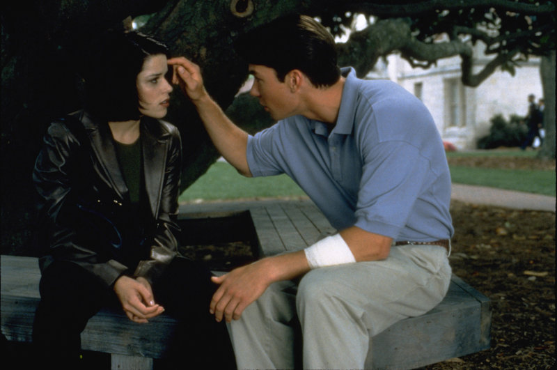 Sidney (Neve Campbell) wird immer wieder mit den traumatischen Erlebnissen ihrer Vergangenheit konfrontiert. Bei ihrem Freund Derek Feldman (Jerry O’Connell) fühlt sie sich endlich wieder normal. Doch kann sie ihm wirklich vertrauen? – Bild: ZDF und Kinowelt GmbH Sidney (Neve Campbell) wird immer wieder mit den traumatischen Erlebnissen ihrer Vergangenheit konfrontiert. Bei ihrem Freund Derek Feldman (Jerry O’Connell) fühlt sie sich endlich wieder normal. Doch kann sie ihm wirklich vertrauen? – Bild: ZDF und Kinowelt GmbH
