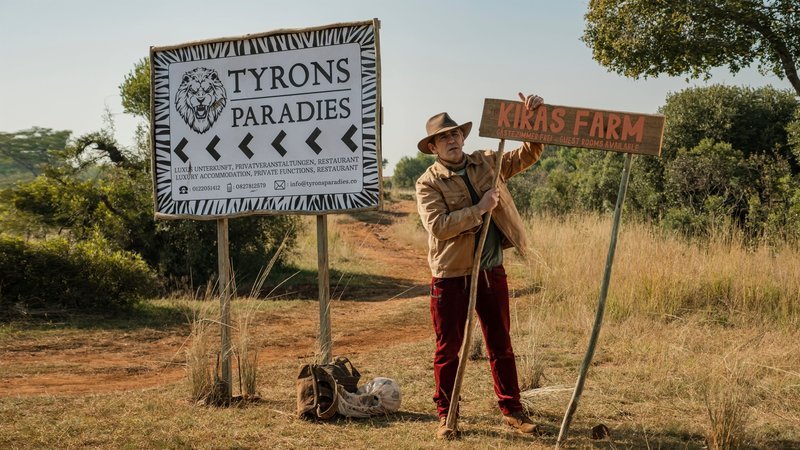 Fritz Fuchs (Guido Hammesfahr) ist mitten in Südafrika aus dem Bus gestiegen. Wo bleibt bloß Kira, die ihn abholen wollte? – Bild: „