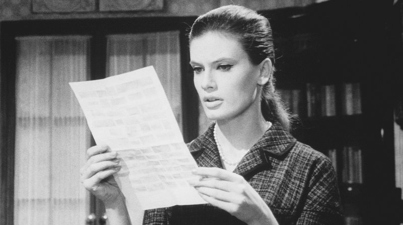 Lilian Ranger (Marisa Mell) liest einen der Erpresserbriefe. – Bild: rbb/Tobis Film Lilian Ranger (Marisa Mell) liest einen der Erpresserbriefe. – Bild: rbb/Tobis Film