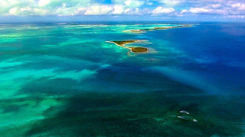 Von oben betrachtet, wirkt Kiribati wie ein Paradies. Doch der kleine Inselstaat ist dem Untergang geweiht. – Bild: ZDF und ORF/​Eyestill Film.