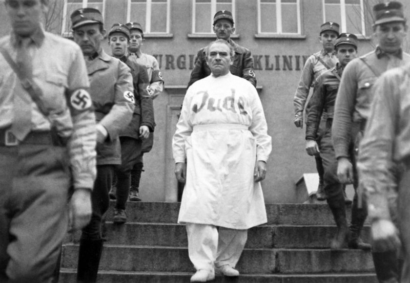 Der jüdische Arzt und Wissenschaftler Professor Mamlock (Wolfgang Heinz, mitte) muß das Krankenhaus verlassen. – Bild: MDR/​DL