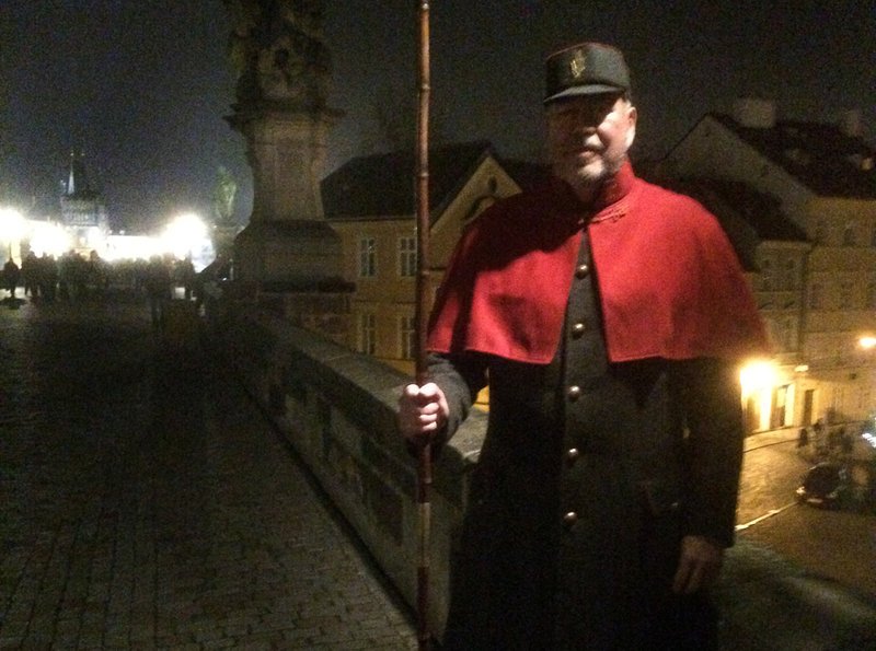 Jürgen Osterhage begleitet den letzten Laternenanzünder der Stadt bei seinem Rundgang durch die Altstadt. – Bild: PHOENIX/ARD-Studio Prag Jürgen Osterhage begleitet den letzten Laternenanzünder der Stadt bei seinem Rundgang durch die Altstadt. – Bild: PHOENIX/ARD-Studio Prag