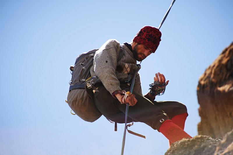 Vitus Auer waehrend der Dreharbeiten zu ServusTV’s Bergwelten „Still alive …- Mt. Kenya“ in Kenia. – Bild: ServusTV /​ Ferrigato