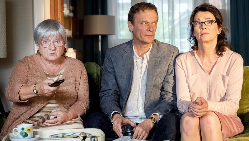 Luise Jansen (Iris Berben, re.), Frans Winther (Edgar Selge) und Luises Mutter Doris (Carmen-Maja Antoni, li.) in trauter Sofaidylle – Bild: ARD / © ARD/Degeto/Senator/Bavaria Pictures Luise Jansen (Iris Berben, re.), Frans Winther (Edgar Selge) und Luises Mutter Doris (Carmen-Maja Antoni, li.) in trauter Sofaidylle – Bild: ARD / © ARD/Degeto/Senator/Bavaria Pictures