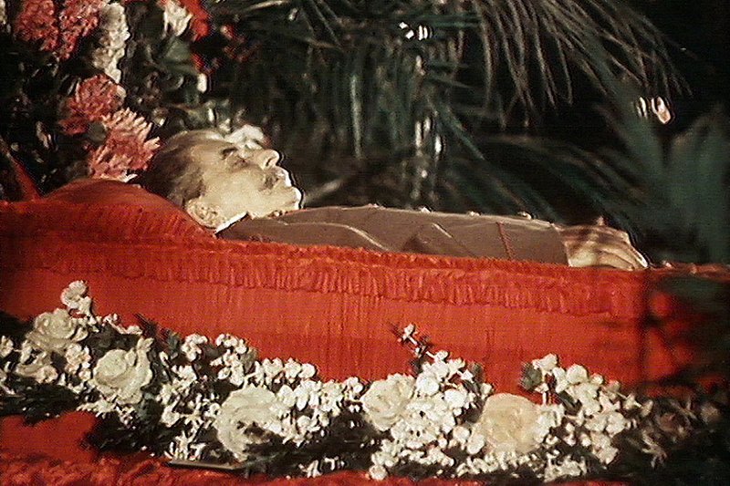 PHOENIX STALINS TOD, „Das Ende einer Ära“, am Dienstag (17.06.14) um 21:00 Uhr. Anfang März 1953 erleidet Josef Stalin einen Schlaganfall. Am 5. März 1953 stirbt er. Die Dokumentation erzählt – 60 Jahre nach dem Tod des Diktators – von einem einzigartigen historischen Umbruch in der Mitte des 20. Jahrhunderts. – Stalins Leichnam wird in Moskau öffentlich aufgebahrt. – Bild: PHOENIX/​rbb/​astfilm productions