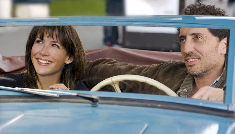 Die attraktive Charlotte (Sophie Marceau), Mutter dreier Kinder, und der bekennende Single Sacha (Gad Elmaleh) haben sich auf den ersten Blick verliebt. – Bild: MDR/Senator Film Die attraktive Charlotte (Sophie Marceau), Mutter dreier Kinder, und der bekennende Single Sacha (Gad Elmaleh) haben sich auf den ersten Blick verliebt. – Bild: MDR/Senator Film